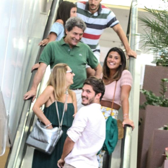 Giulia Costa curte passeio com a família do DJ Philippe Correa, em shopping do Rio de Janeiro, nesta sexta-feira, 23 de novembro de 2018