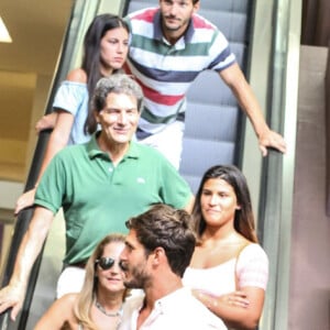 Giulia Costa curte passeio com a família do DJ Philippe Correa, em shopping do Rio de Janeiro, nesta sexta-feira, 23 de novembro de 2018