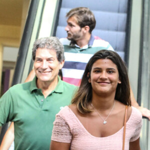 Giulia Costa apostou em cropped, saia midi e sapatilha para passeio com a família do DJ Philippe Correia