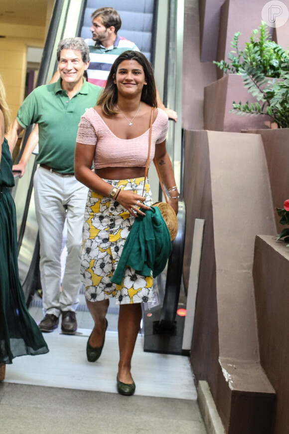 Giulia Costa apostou em cropped, saia midi e sapatilha para passeio com a família do DJ Philippe Correia
