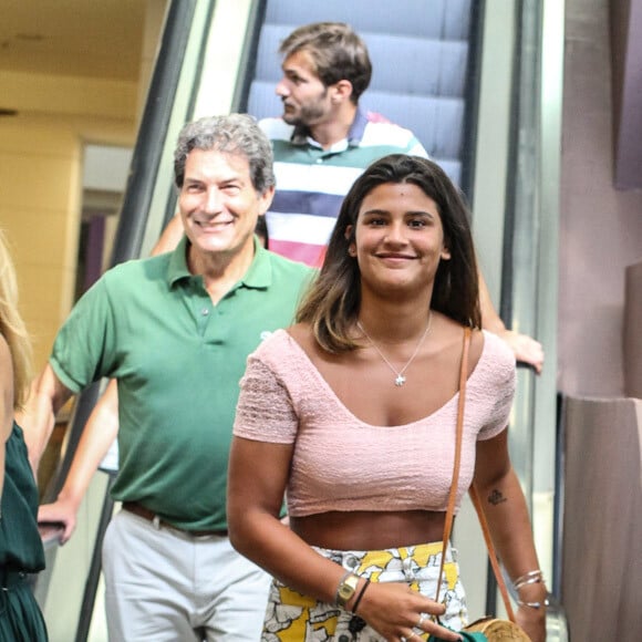 Giulia Costa apostou em cropped, saia midi e sapatilha para passeio com a família do DJ Philippe Correia