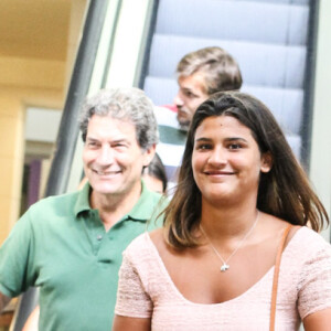 Giulia Costa curte passeio com a família do DJ Philippe Correa, em shopping do Rio de Janeiro, nesta sexta-feira, 23 de novembro de 2018