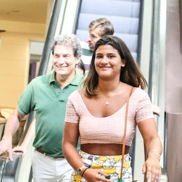 Giulia Costa curte passeio com a família do DJ Philippe Correa, em shopping do Rio de Janeiro, nesta sexta-feira, 23 de novembro de 2018