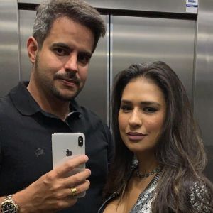 Simone ganha flores do marido e o surpreende com look decotado: 'Apaixonado'