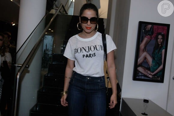 Anitta investiu nos óculos grandes em evento em São Paulo