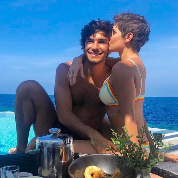 Deborah Secco, no entanto, ganhou uma comemoração surpresa no hotel onde está hospedada com Hugo Moura