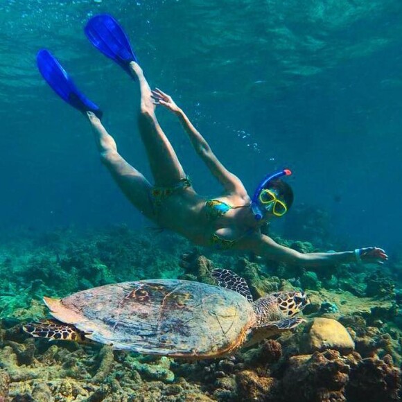 A equipe do hotel cantou parabéns para Deborah Secco