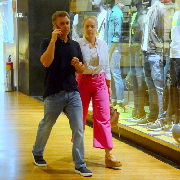 Angélica e Luciano Huck passeiam no shopping Village Mall, na Barra da Tijuca, zona oeste do Rio de Janeiro, neste sábado, 24 de novembro de 2018
