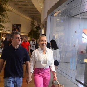 Angélica e Luciano Huck passeiam no shopping Village Mall, na Barra da Tijuca, zona oeste do Rio de Janeiro, neste sábado, 24 de novembro de 2018