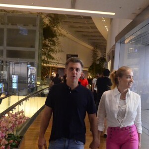 Angélica e Luciano Huck passeiam no shopping Village Mall, na Barra da Tijuca, zona oeste do Rio de Janeiro, neste sábado, 24 de novembro de 2018