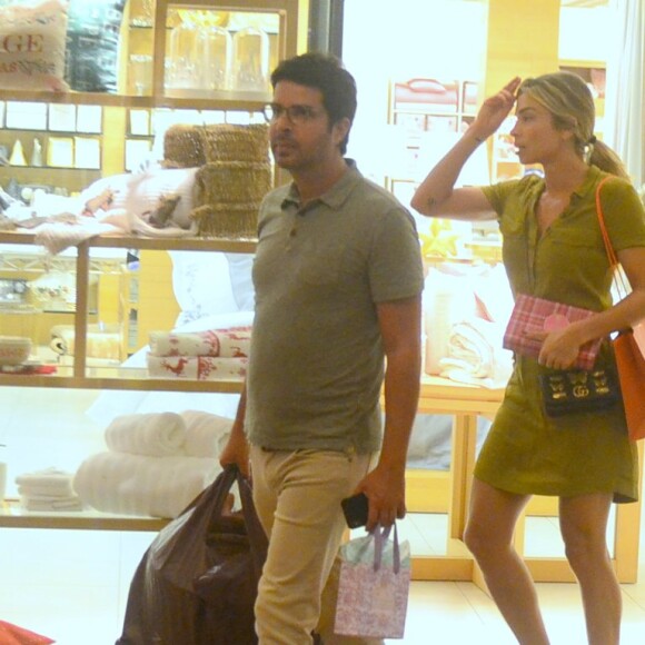 Grazi Massafera vai às compras com amigo no Village Mall, na Barra da Tijuca, zona oeste do Rio de Janeiro, neste sábado, 24 de novembro de 2018