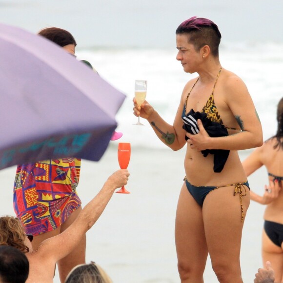 Namorada de Nanda Costa, Lan Lanh estava sem a presença da atriz na praia