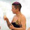 Namorada de Nanda Costa, Lan Lanh toma campanhe na praia