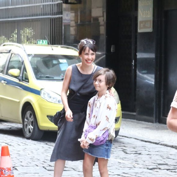 Débora Falabella foi com a filha Nina ao aniversário de Taís Araújo