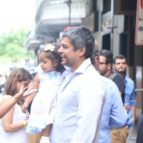 Juliana Alves foi acompanhada pelo marido e pela filha