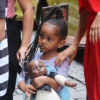 Filha de Taís Araújo rouba a cena com penteado afro no aniversário da atriz
