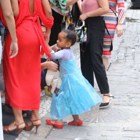 Mas foi Maria Antônia, de 3 anos, filha caçula de Taís Araújo e Lázaro Ramos, quem rouboa a cena