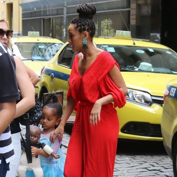 Vestida de princesa, Maria Antônia exibiu o seu penteado afro cheio de trancinhas