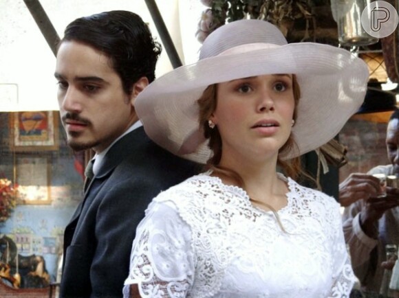 Alice (Juliane Araújo) e Jonas (George Sauma) namoram escondido em 'Lado a Lado'
