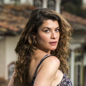 Isabel (Alinne Moraes) pede ajuda a Alain (João Vicente de Castro) depois que perceber que a filha, Priscila (Clara Galinari), fugiu de casa nos próximos capítulos da novela 'Espelho da Vida'