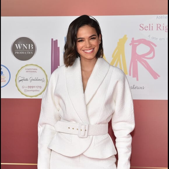 Bruna Marquezine se apresental com o coral Jolie, de crianças refugiadas, em evento com apoio do Instituto Neymar Jr