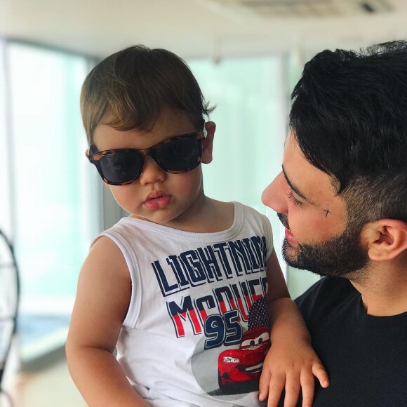 'Esse gosta tanto de um carro que não quer descer, não. Quer ficar lá dentro', disse Gusttavo Lima sobre Gabriel