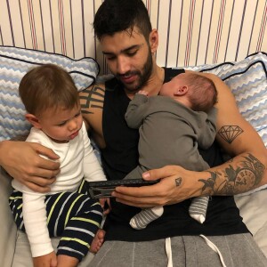 Gusttavo Lima curte os filhos Gabriel e Samuel nas folgas da agenda de shows