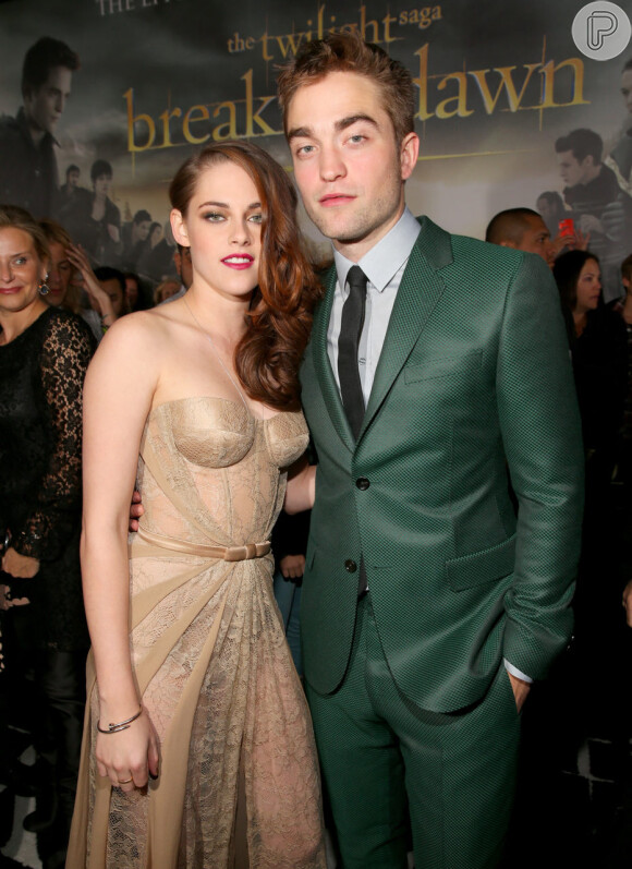 Kristen Stewart foi flagrada traindo Robert Pattinson com o diretor Rupert Sanders em 2012. Os dois eram queridinhos do público e contracenavam juntos na saga 'Crepúsculo'