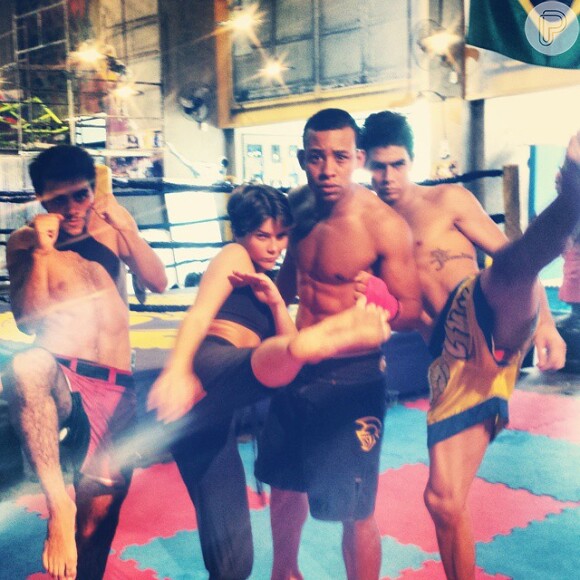 Antonio Carlos exibe o corpo musculoso em foto com companheiros de 'Malhação'