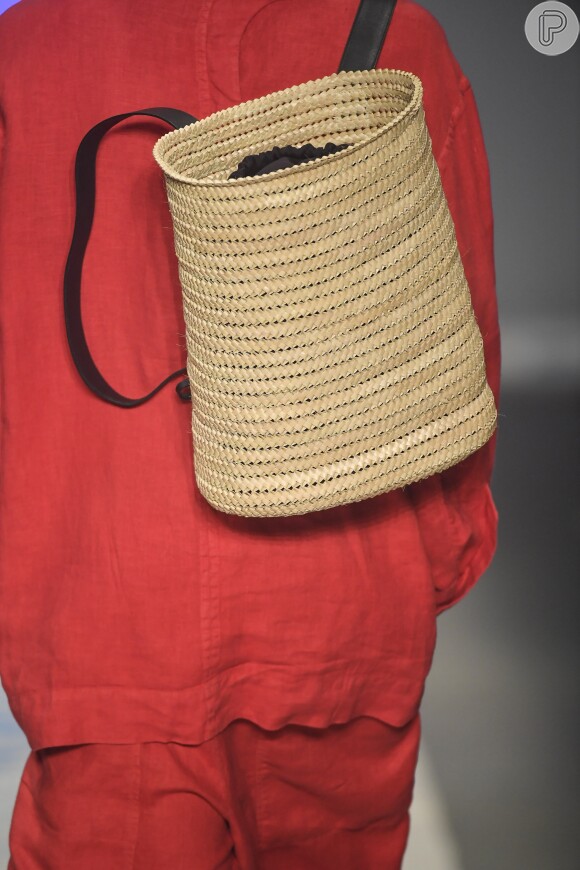 Bolsas com pegada artesanal estão em alta neste verão. A mochila da Osklen combina com looks do ano todo