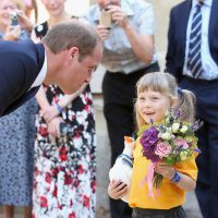 Príncipe William recebe flores de criança após anunciar chegada de novo herdeiro