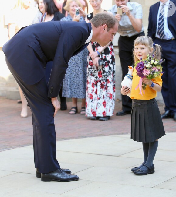 Príncipe William recebe flores de súdita mirim durante visita a Oxford após anunciar gravidez do segundo filho com Kate Middleton