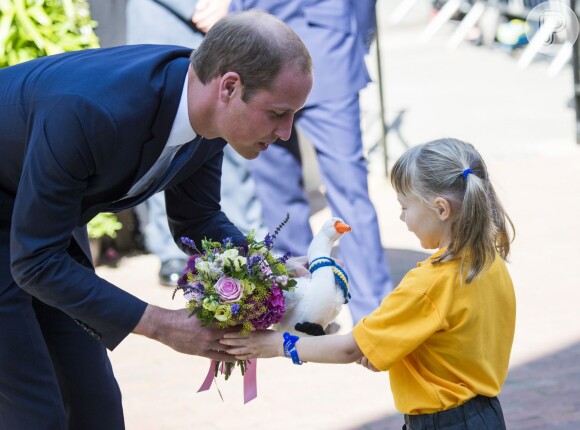 Príncipe William lamentou Kate Middleton não estar presente na visita: ' Ela está triste por perder esta oportunidade e espera poder vir aqui em breve para conhecer vocês'