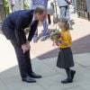 Príncipe William conversa com criança durante visita a Oxford