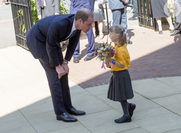 Príncipe William conversa com criança durante visita a Oxford