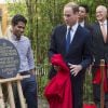 Príncipe William inaugura placa em Oxford