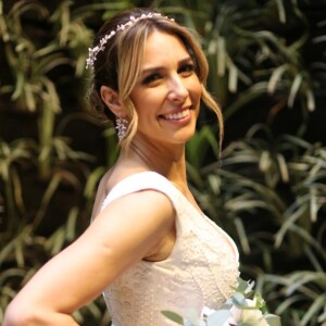 Natasha Dantas usou vestido com personalidade para casamento com William Bonner