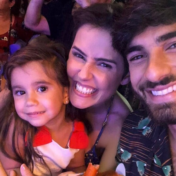 Filha de Deborah Secco, Maria Flor cantou em homenagem ao aniversário da mãe