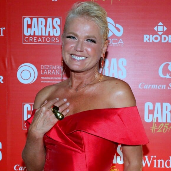 Xuxa Meneghel surpreendeu Deborah Secco em festa de aniversário surpresa da atriz