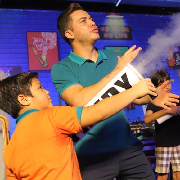 Wesley Safadão brincou com o filho, Yhudy, na comemoração