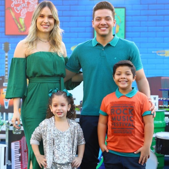 Wesley Safadão posou com a mulher, Thyane Dantas, e os filhos Yhudy e Ysis