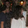 Isis Valverde e Uriel Del Toro na saída de um restaurante, após jantar romântico