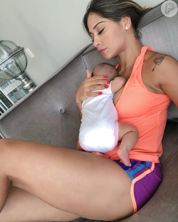 Mayra Cardi posta foto dormindo com Sophia no colo, em 4 de dezembro de 2018