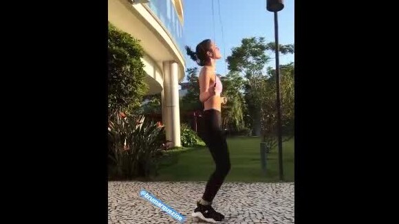 Bruna Marquezine luta, pula corda e dança em treino: 'Acorda'. Vídeo!