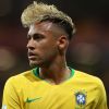 Vaidoso, Neymar mostrou um certo volume no topete e laterais raspadas