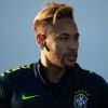Neymar explicou deixou as laterais raspadas e um topete dourado para a Liga dos Campeões