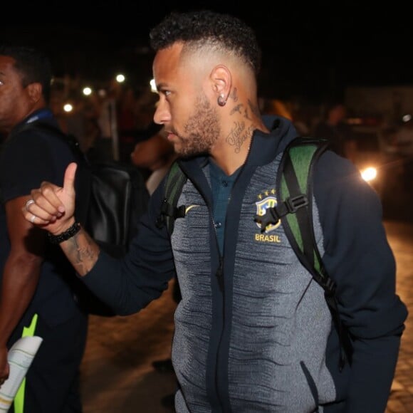 Neymar ostentou cabelo castanho ao desembarcar na cidade de Samara