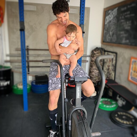 José Loreto levou a filha, Bella, para academia nesta quinta-feira, 6 de dezembro de 2018