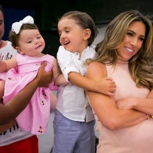 Filho de Patricia Abravanel, Jane e Pedro roubaram a cena em foto com a apresentadora no Instagram