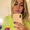Marília Mendonça usou t-shirt neon e calça pink em foto publicada no Instagram nesta quinta-feira, 6 de dezembro de 2018
